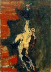 Gallina colgando frente a una pared de ladrillos